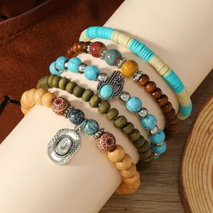 Detalle de pulseras bohemias de turquesa con mano de Fátima y colgantes de cabeza de toro