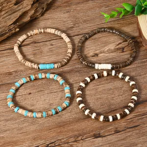 Dettaglio di 4 braccialetti boho con perline di guscio di cocco e turchese su legno