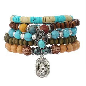 Detalle de un conjunto de pulseras de cuentas multicapa con colgante de cactus de turquesa
