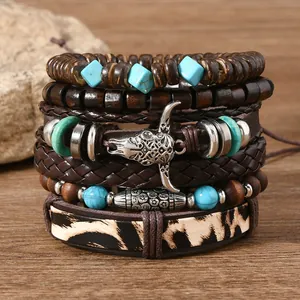 Dettaglio di braccialetti in pelle stile western con testa di toro e perline turchesi