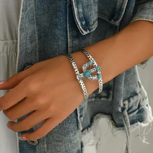 Détail d'un bracelet manchette vintage style western avec pierres de turquoise