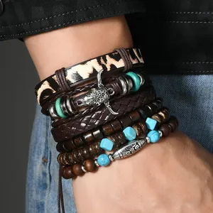 Dettaglio del ciondolo a testa di toro in argento su bracciale multistrato in pelle da uomo