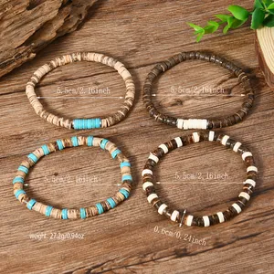 Set di bracciali con perline turchesi e dischi in legno di cocco su sfondo naturale