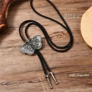 Detailansicht von Schmetterlings-Bolo-Tie mit Maßen und Vintage-Metall-Textur