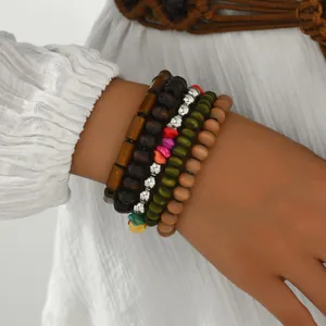 Primer plano de pulseras bohemias de varias capas con turquesa y cuentas de madera
