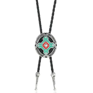 Detailaufnahme einer Western-Bolo-Krawatte mit Tribal-Emaille und silbernen Enden