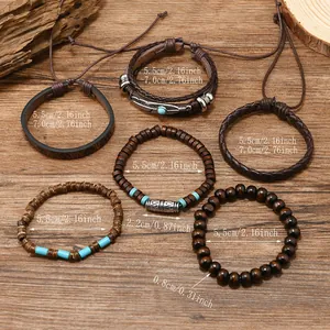 Dettaglio del set di 6 bracciali da uomo in pelle con perline turchesi e ciondolo piuma