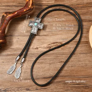 Details einer Vintage Bolo-Krawatte mit Türkis-Kreuz und silbernen Federanhängern