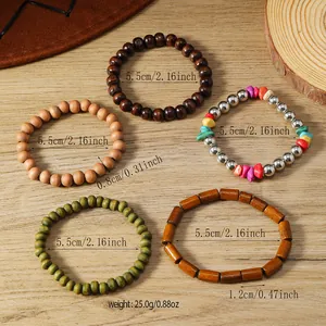 Detalle del conjunto de cinco pulseras elásticas de estilo vaquero con cuentas de madera