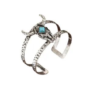 Bracelet manchette style western avec crâne de taureau et turquoise en argent antique