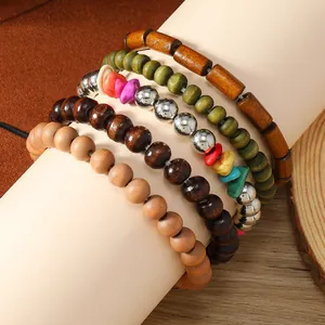 Detalle de un set de cinco pulseras bohemias con cabeza de toro turquesa y cuentas madera