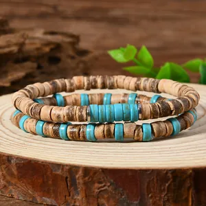 Vista macro di un set di bracciali boho in turchese e legno su superficie di legno
