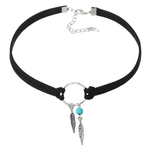 Collier choker bohème avec pendentifs plumes argentées et perle turquoise sur cordon
