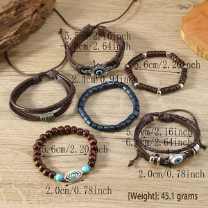 Dettaglio del set di 6 bracciali boho in pelle con perline in legno e ciondoli evil eye