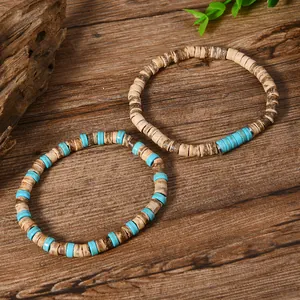 Dettaglio di perline in legno e bracciale a croce turchese su legno scuro