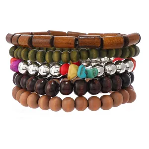 Detalle de pulseras multicapa bohemias con cuentas de turquesa y dijes tipo western