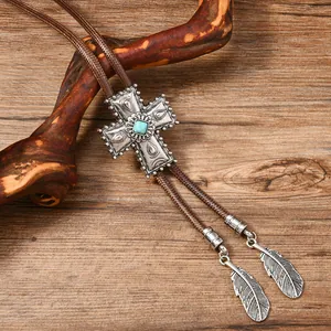 Details des Vintage-Bolo-Tie mit Türkis-Kreuz-Anhänger und silbernen Feder-Anhängern