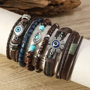 Dettaglio di bracciali bohémien in pelle con perline turchesi e ciondoli in metallo