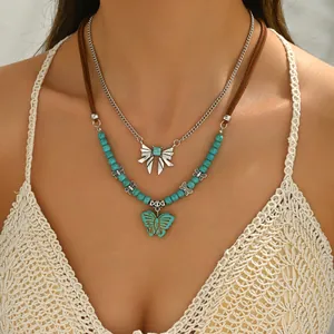 Collier bohème à deux rangs avec pendentifs papillons, perles turquoise et cordon brun