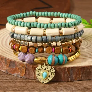 Λεπτομέρεια από boho βραχιόλι με χάντρες και τιρκουάζ καρδιά σε ξύλινη βάση