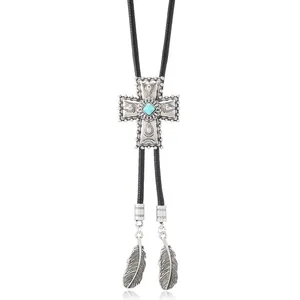 Details einer Vintage-Bolo-Krawatte mit Silberkreuz, Türkis und Federanhängern