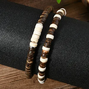 Dettaglio del bracciale con perline di cocco e croce turchese su espositore nero