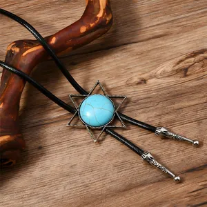 Bolo Tie Detail mit Türkis Stern-Schieber an einer geflochtenen schwarzen PU-Lederkordel