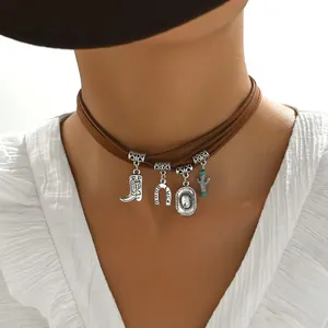 Collier ras de cou en daim marron avec pendentifs western argentés et fer à cheval
