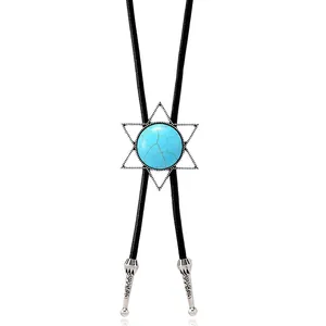 Detail eines Western Bolo Tie mit Sternrahmen, blauem Türkis und gravierten Metallspitzen
