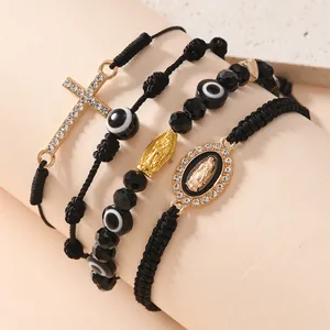 Dettaglio di set di braccialetti religiosi con Vergine Maria e ciondoli Malocchio