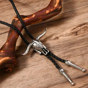 Detail der silbernen Longhorn-Totenkopf-Bolotie mit Vintage-Mustern auf Lederkordel