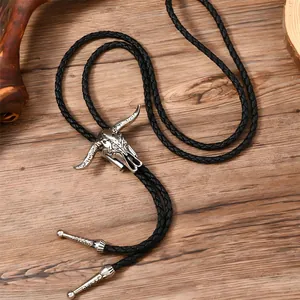 Detailansicht von Western-Bolo-Tie mit Stierschädel-Anhänger und silbernen Metallspitzen