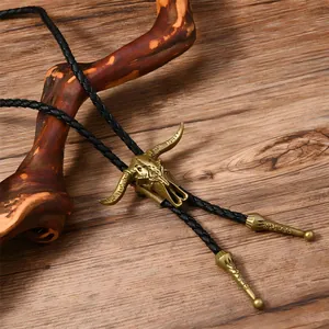 Detail der Vintage-Bolo-Krawatte mit goldenem Stierkopf-Anhänger auf Kordel