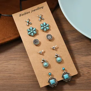 Dettaglio di 6 paia di orecchini boho con turchese su espositore con motivi retrò