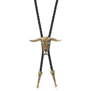 Detail der Vintage Bolo Tie mit bronzenem Stierkopf und geflochtener Kordel aus schwarzem Leder