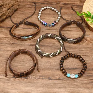 Dettaglio di 6 bracciali multistrato con croce, occhio del male e perline in legno su legno