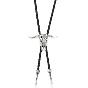 Detail der Western Vintage Bullenschädel-Bolo-Krawatte mit Metallspitzen und PU-Kordel