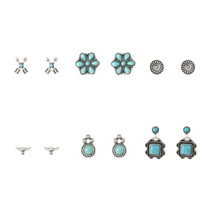 Dettaglio del set di 6 paia di orecchini boho con turchese e finitura in argento antico