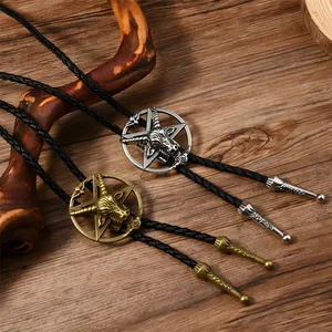 Detailansicht der Western-Bolotie mit Ziegenkopf-Anhängern in Silber und Bronze