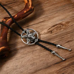 Nahaufnahme des Baphomet-Pentagramm-Anhängers mit gravierten Metallenden am Band