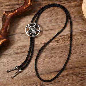 Nahaufnahme der Gothic Bolo-Krawatte mit silbernem Baphomet-Ziegenkopf auf Lederband