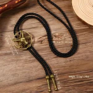 Details von Vintage Gold Baphomet Bolo Tie mit Lederkordel und genauen Abmessungen