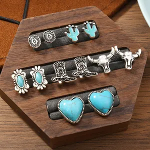 Dettaglio di 6 paia di orecchini western vintage con turchese su espositore