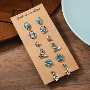 Dettaglio del set di 6 paia di orecchini vintage bohémien in lega con turchese su espositore