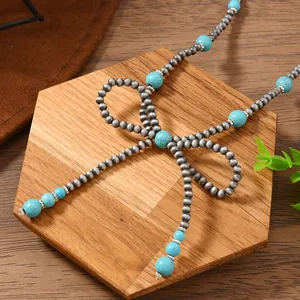 Λεπτομέρεια του boho κολιέ με τιρκουάζ χάντρες σε ξύλινη βάση προβολής