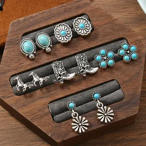 Dettaglio di un set di 6 paia di orecchini bohemian in turchese e lega d'argento vintage