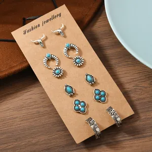 Dettaglio di set di orecchini vintage bohémien in argento con pietre turchesi su carta