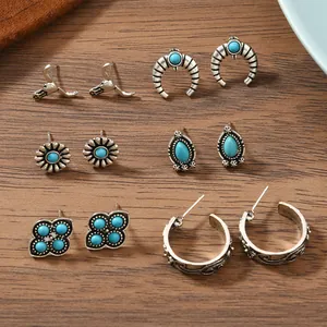Dettaglio di un set di 6 paia di orecchini stile bohémien con pietre turchesi su legno