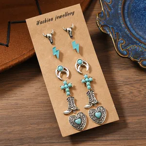 Dettaglio del set di 6 paia di orecchini boho con turchese e motivi western