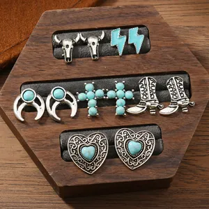 Dettaglio del set di orecchini stile bohémien con turchese sintetico in scatola di legno